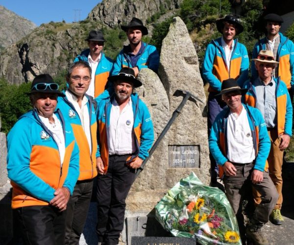 les-guides-de-la-berarde-sont-les-premiers-de-la-compagnie-oisans-ecrins-a-feter-la-montagne-dans-leur-village-1595434503.jpeg